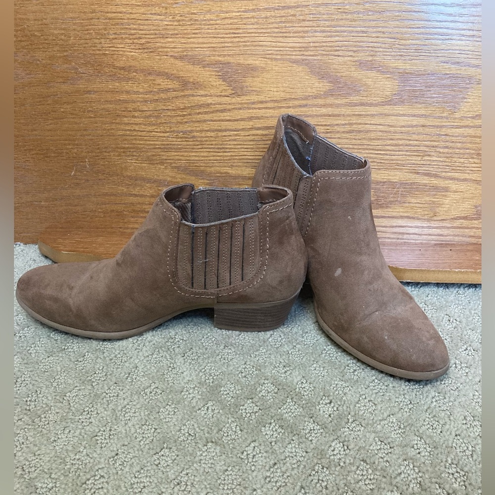 Women’s 7.5 Brown Suede American Eagle Ankle Boots
